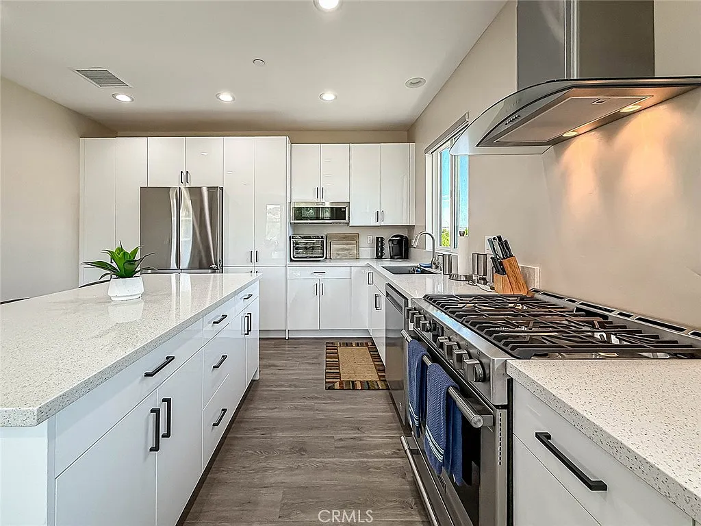 Warwick Ave., Thousand Oaks, CA
